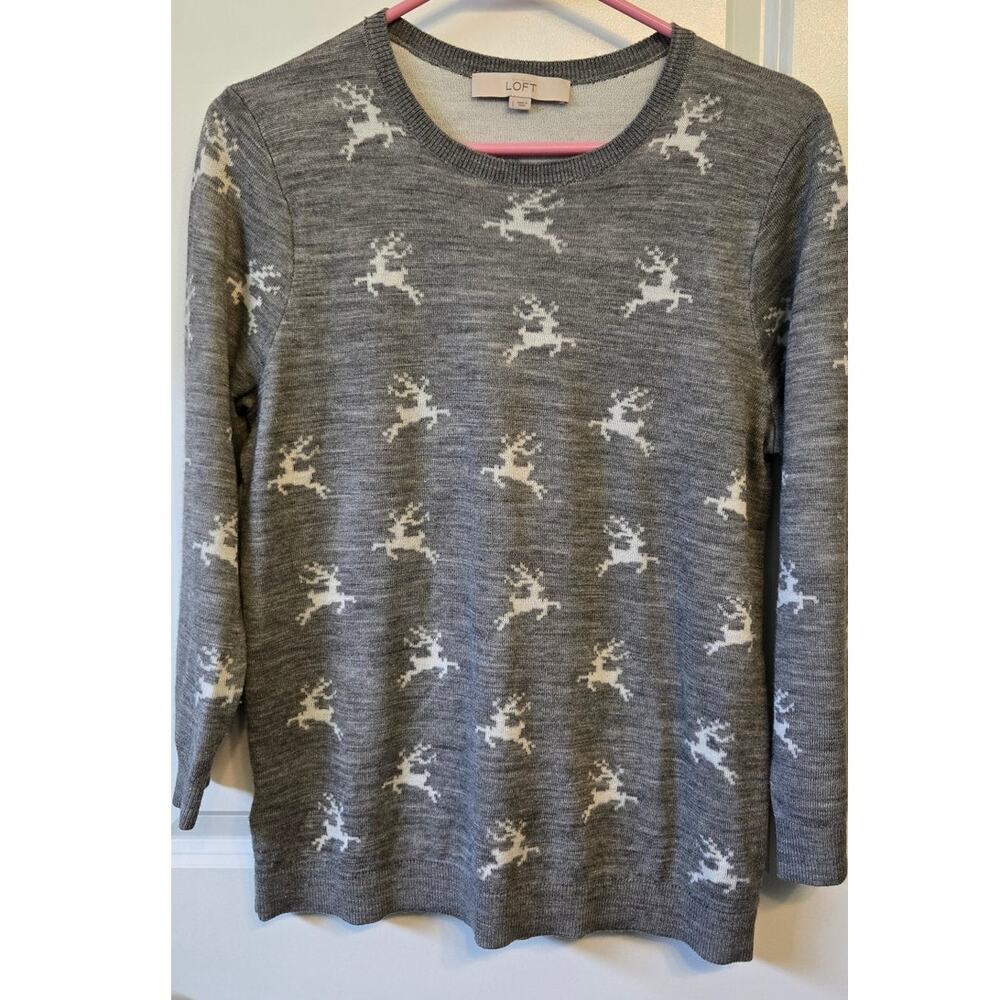 Ann Taylor Loft Womens Sweater Light Gray Reindeer Print Soft LS Holiday Preppy